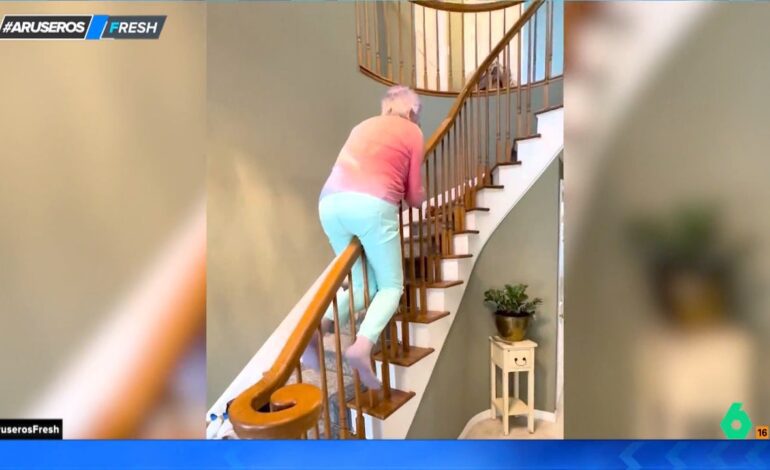 así se desliza una abuela de 80 años por la barandilla de espaldas