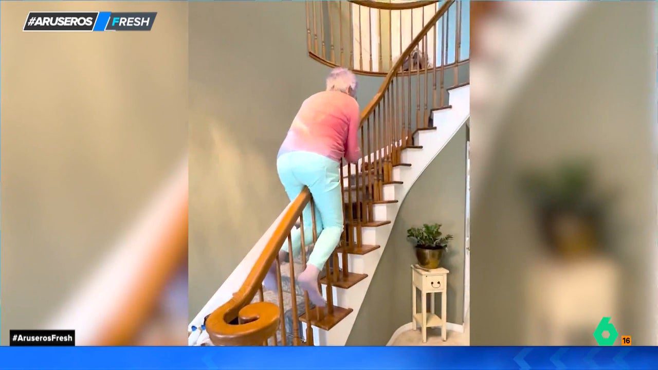 así se desliza una abuela de 80 años por la barandilla de espaldas