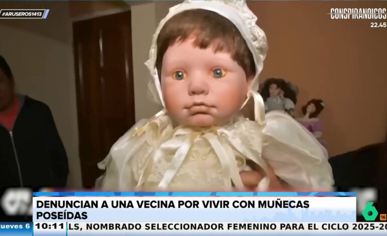 Unos vecinos denuncian manifestaciones paranormales de las muñecas antiguas de una señora del edifico