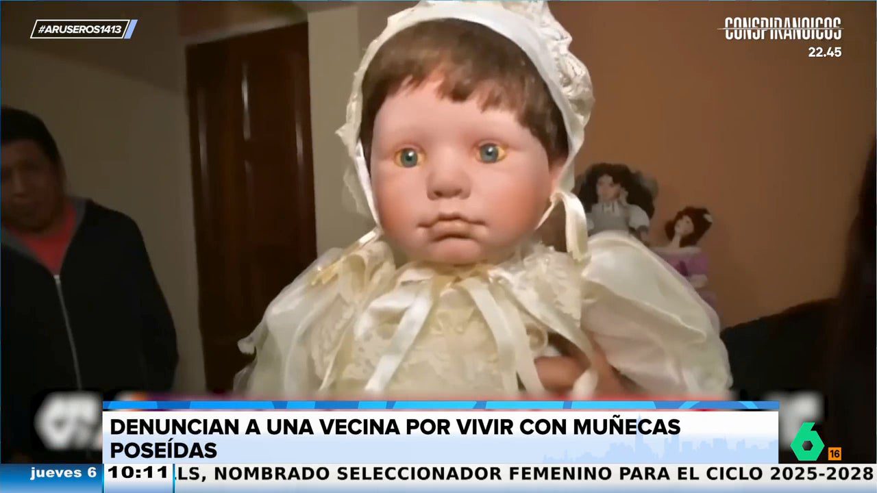 Unos vecinos denuncian manifestaciones paranormales de las muñecas antiguas de una señora del edifico