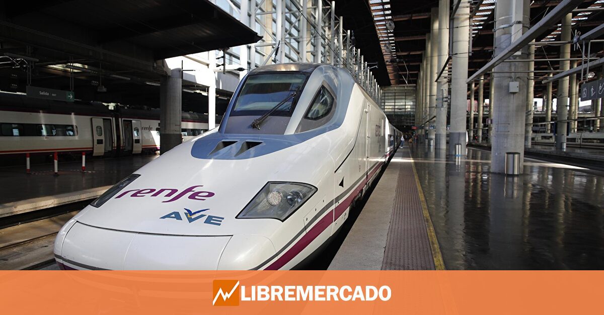 ¿Se acabó pagar 2 euros por una botella en el tren? Esto es lo que propone Sumar