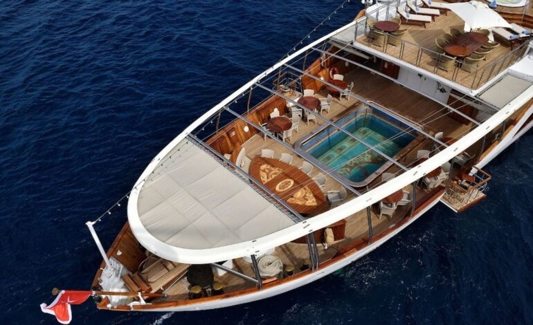 El yate de la familia Onassis que puedes alquilar desde 750.000 € la semana para navegar por el Mediterráneo