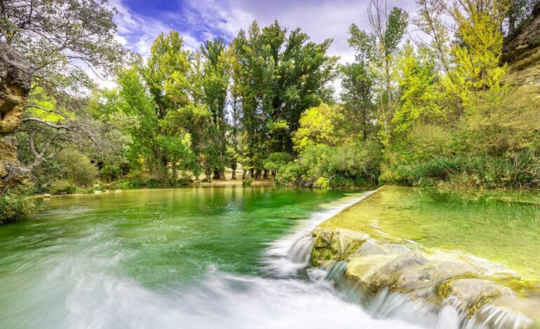aguas cristalinas, toboganes de piedra y pozas bajo cascadas