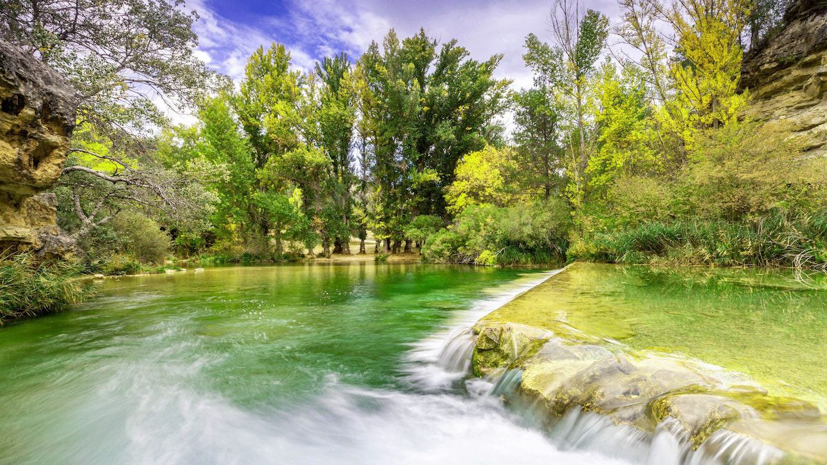 aguas cristalinas, toboganes de piedra y pozas bajo cascadas
