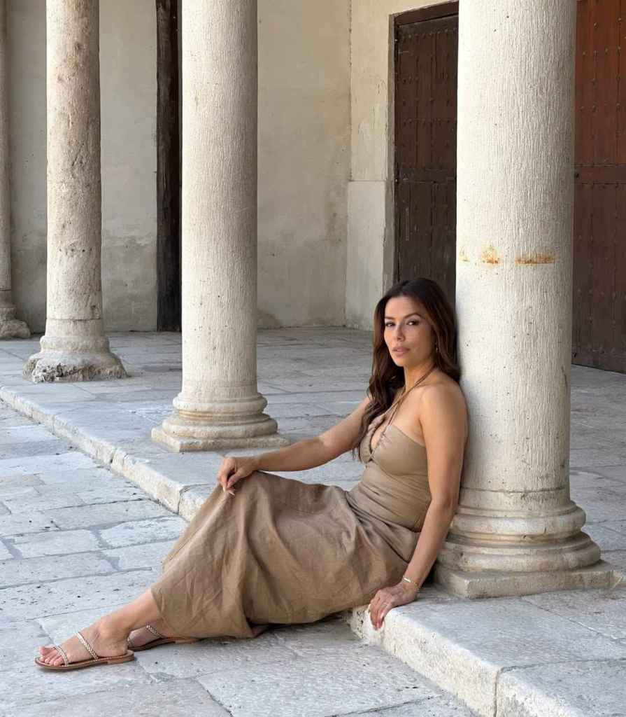 Eva Longoria sabe muy bien cómo usar sandalias planas con vestidos largos 