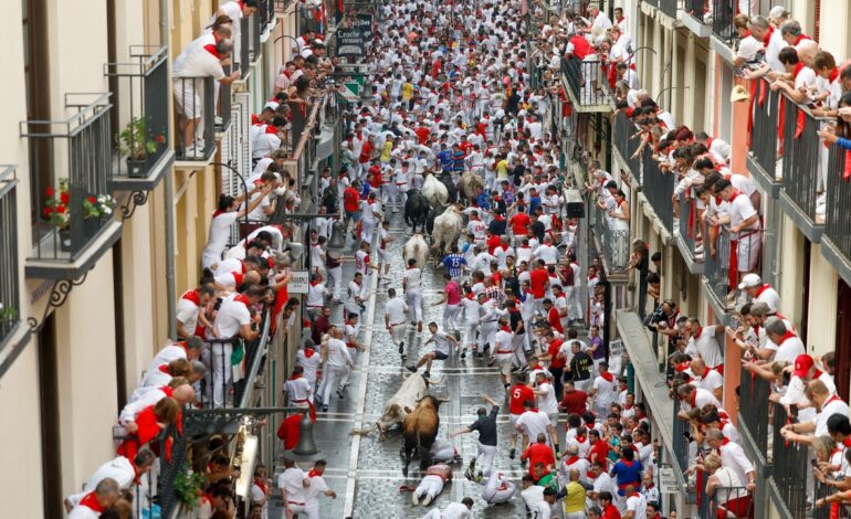 San Fermín, en directo | El segundo encierro de Sanfermines, con la ganadería más peligrosa (Cebada Gago)