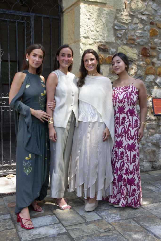 Las hermanas Pombo y Gabriela en el bautismo de los gemelos de Marta Pombo