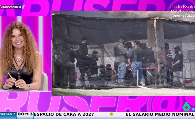 Ella lo está usando de canguro