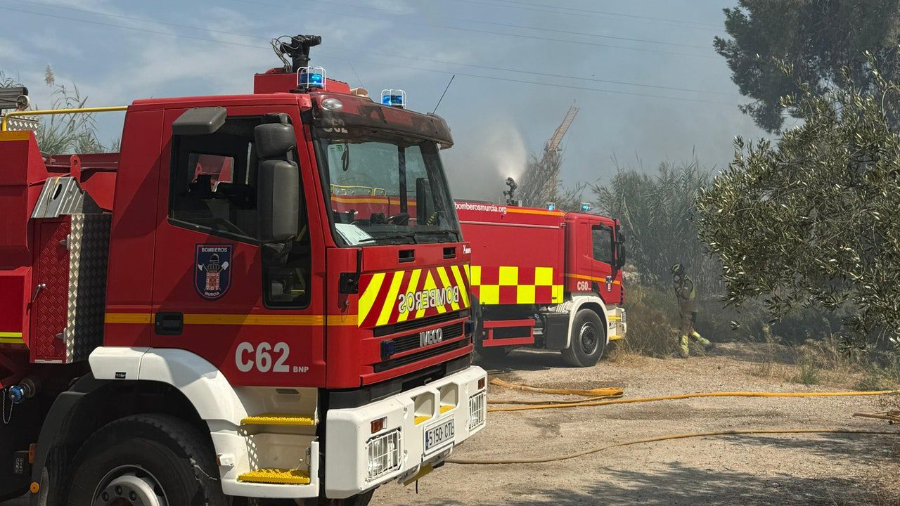 los Bomberos trabajan en la extinción de un fuego en Monteagudo (Murcia)