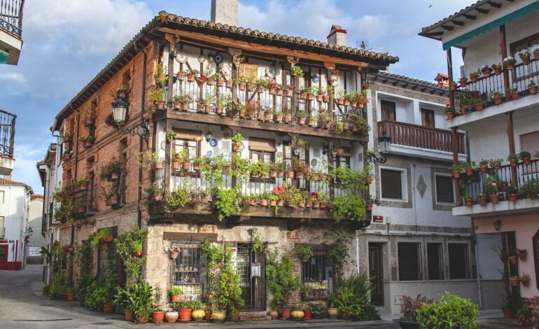 bañado por pozas naturales, calles empedradas y monumentos históricos
