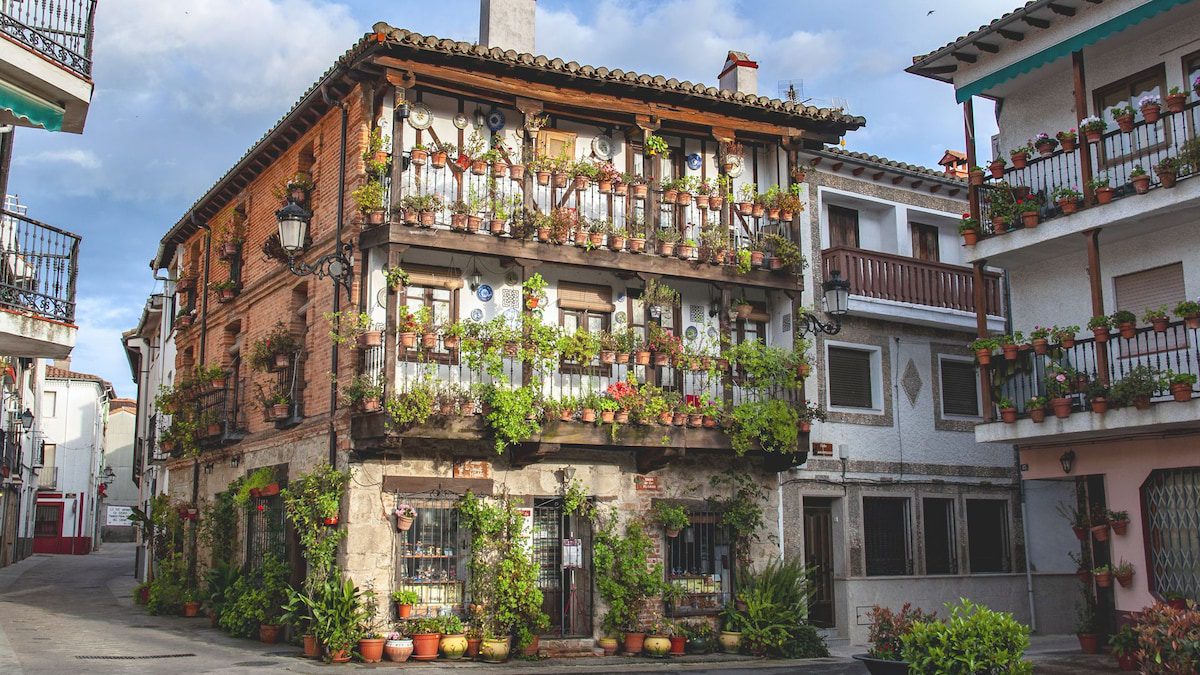 bañado por pozas naturales, calles empedradas y monumentos históricos
