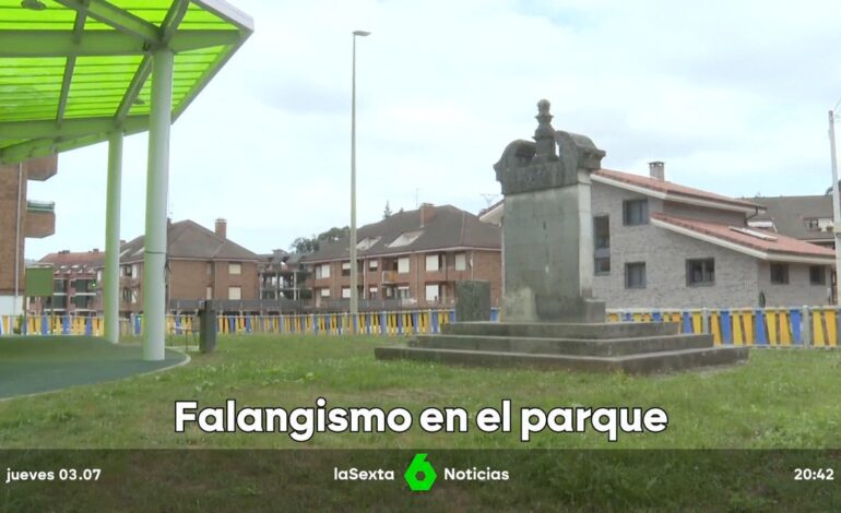 un pueblo en Cantabria con un monumento franquista junto a un parque infantil