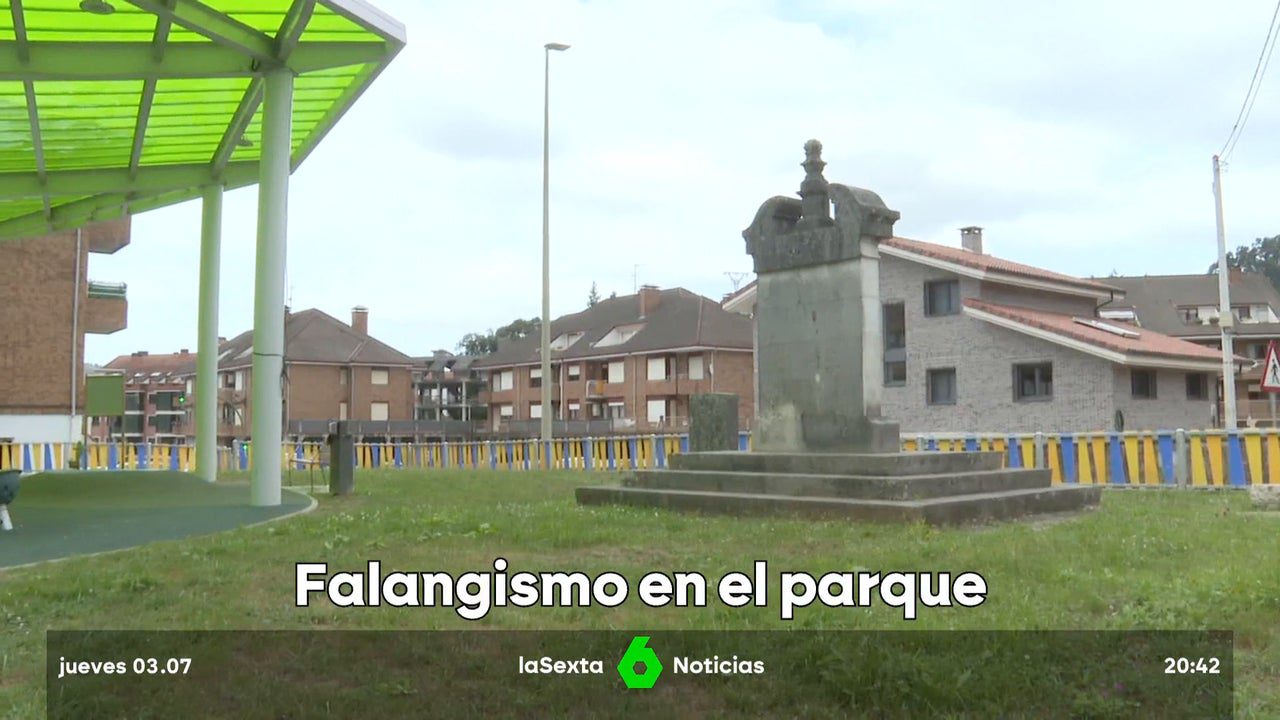 un pueblo en Cantabria con un monumento franquista junto a un parque infantil