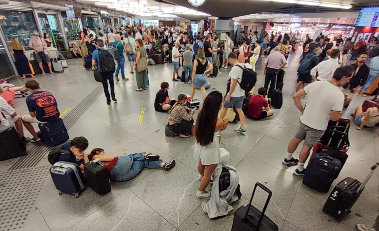 más de 300 pasajeros atrapados y 18 trenes afectados por un fallo en la catenaria