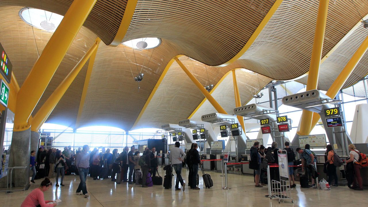 Consumo abre expediente sancionador a una sexta aerolínea low cost por cobrar el equipaje de mano