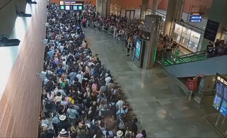 Colapso y largas colas de pasajeros en la terminal 4 del aeropuerto de Barajas en la salida de las vacaciones de julio