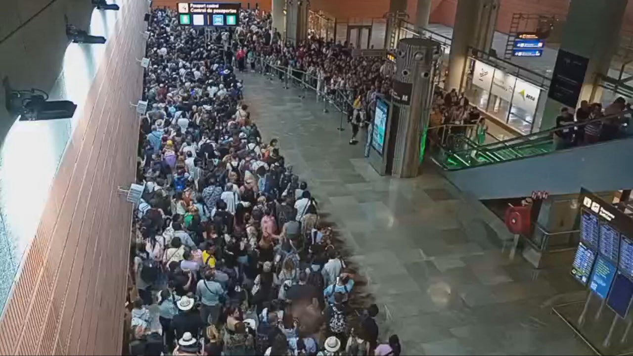 Colapso y largas colas de pasajeros en la terminal 4 del aeropuerto de Barajas en la salida de las vacaciones de julio