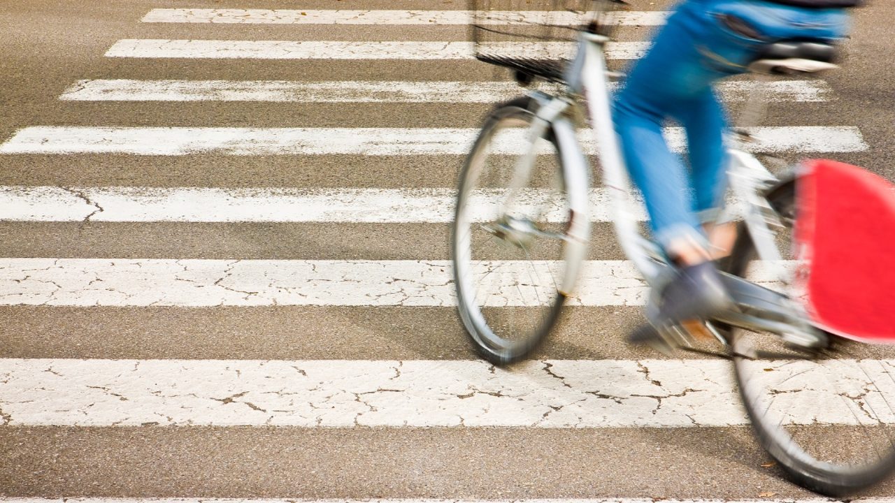 estudia límites de velocidad para su extensa red de carriles bici