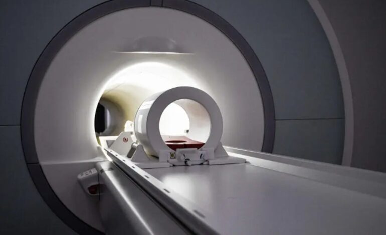un hombre en estado grave tras ser arrastrado por una máquina de resonancia magnética