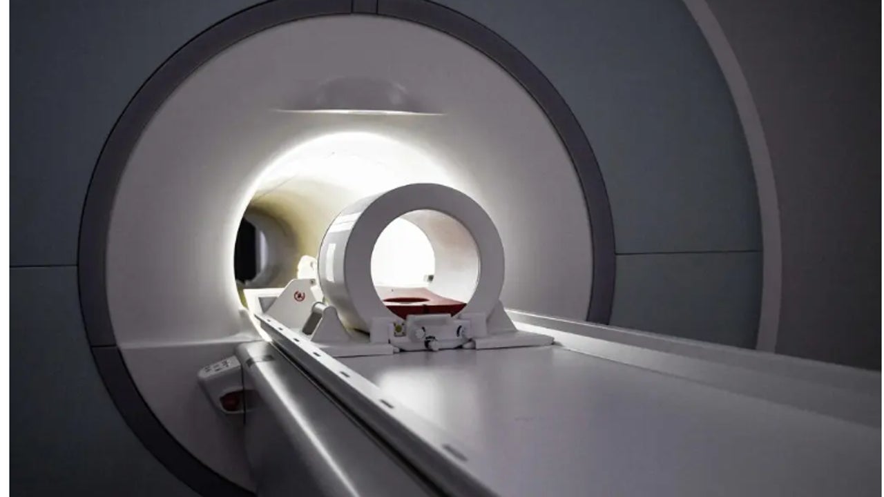 un hombre en estado grave tras ser arrastrado por una máquina de resonancia magnética