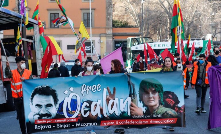 Kurdistán: El PKK escenifica una entrega de armas simbólica en su primer paso para el fin de su lucha armada