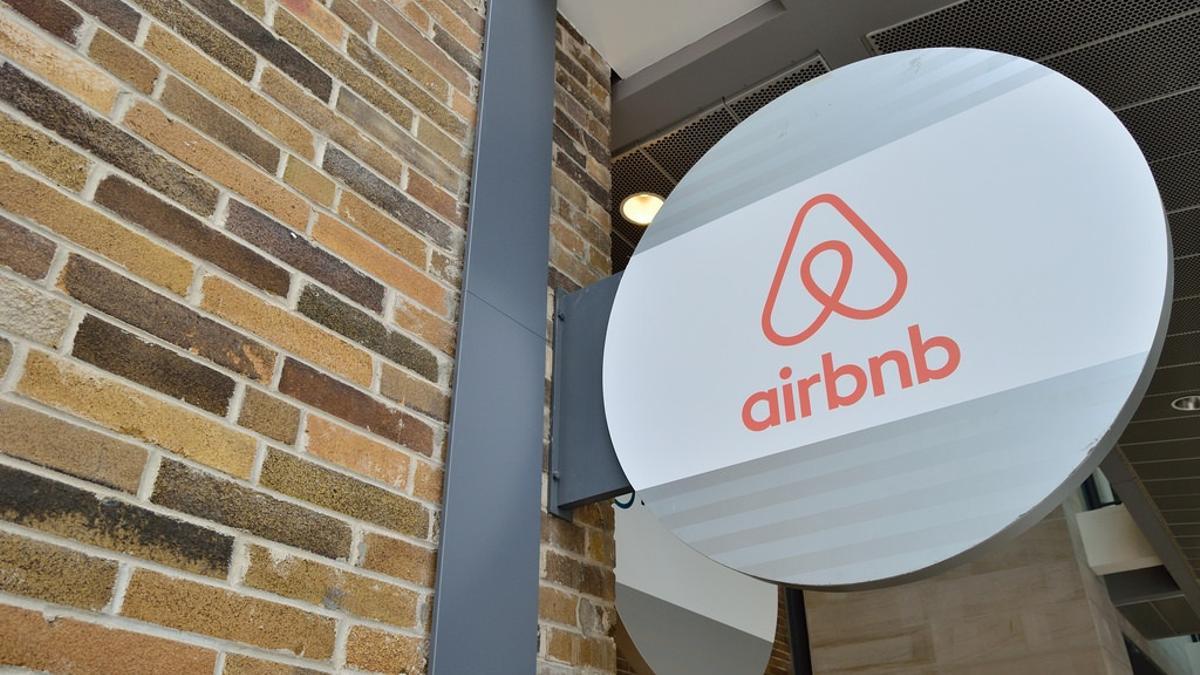 Airbnb pide eximir a las zonas rurales de las restricciones a los pisos turísticos para activar el turismo en esas zonas
