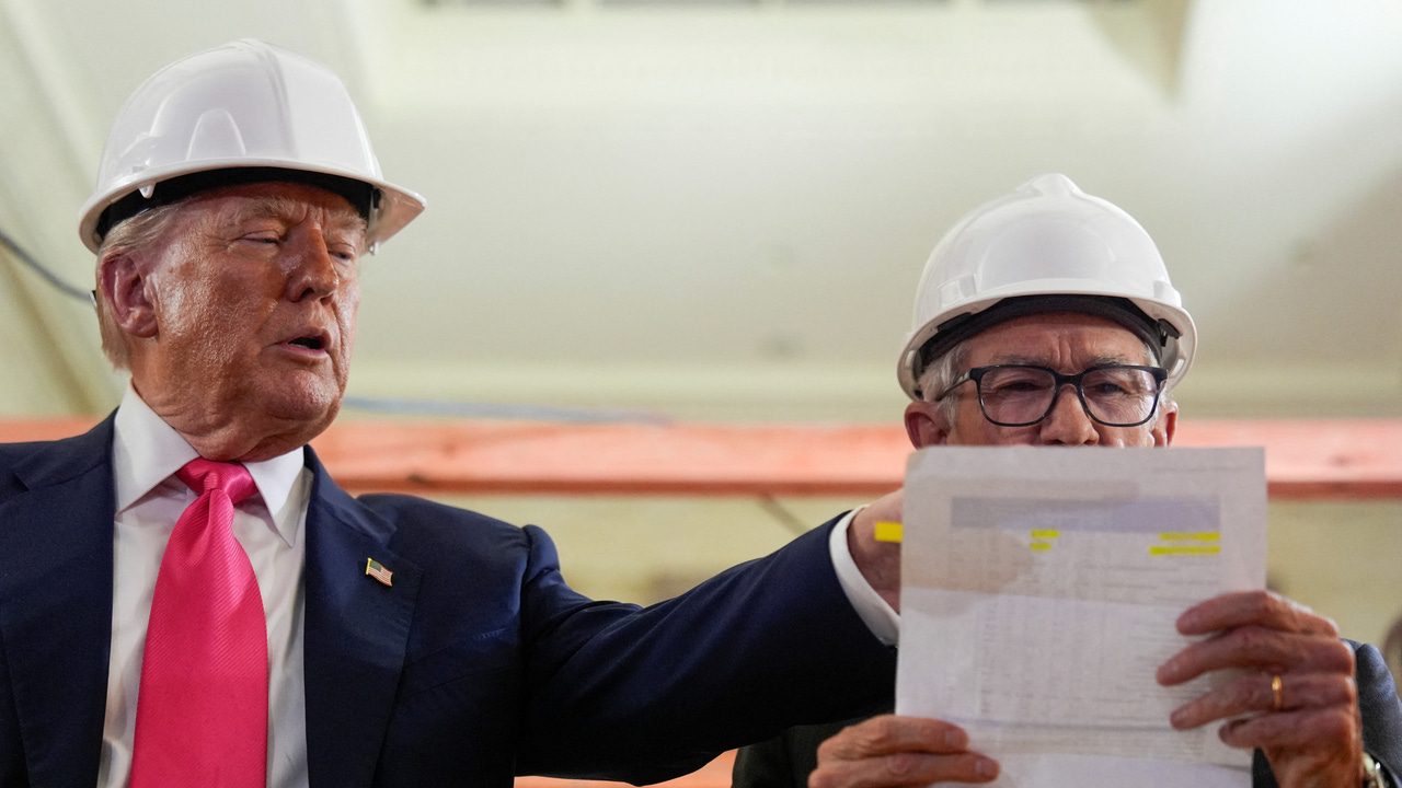 Trump aumenta la presión sobre Powell, que le desacredita por acusarle de sobrecostes en las reformas de la Fed