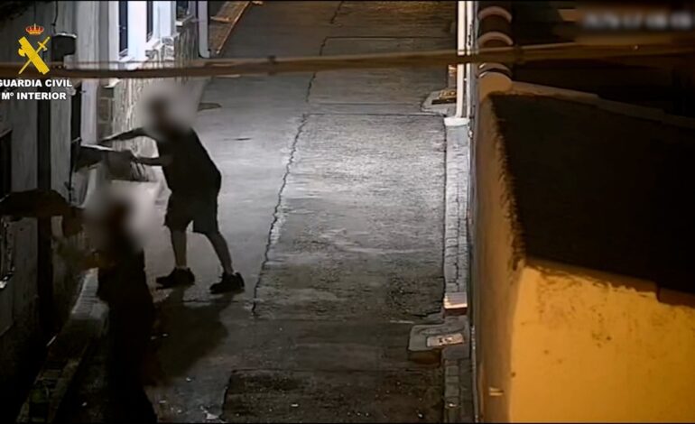 dos detenidos por arrojar lejía y botellas de cristal contra personas vulnerables