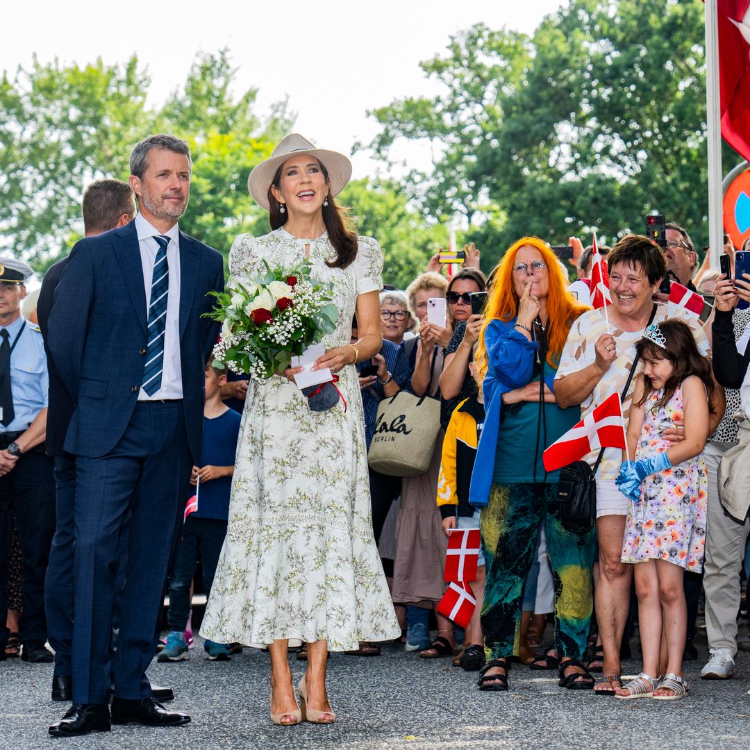 Federico y Mary de Dinamarca recibieron en Grasten, la ciudad donde está su residencia de verano en Dinamarca