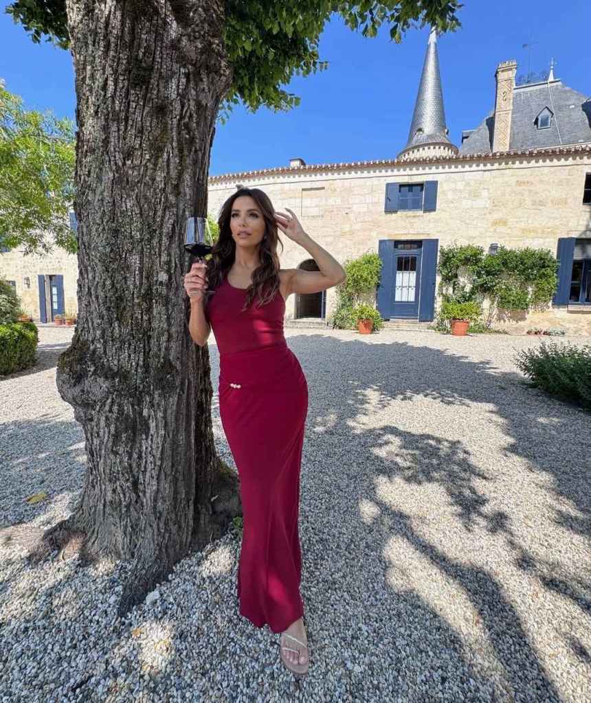 Eva Longoria sabe muy bien cómo usar sandalias planas con vestidos largos
