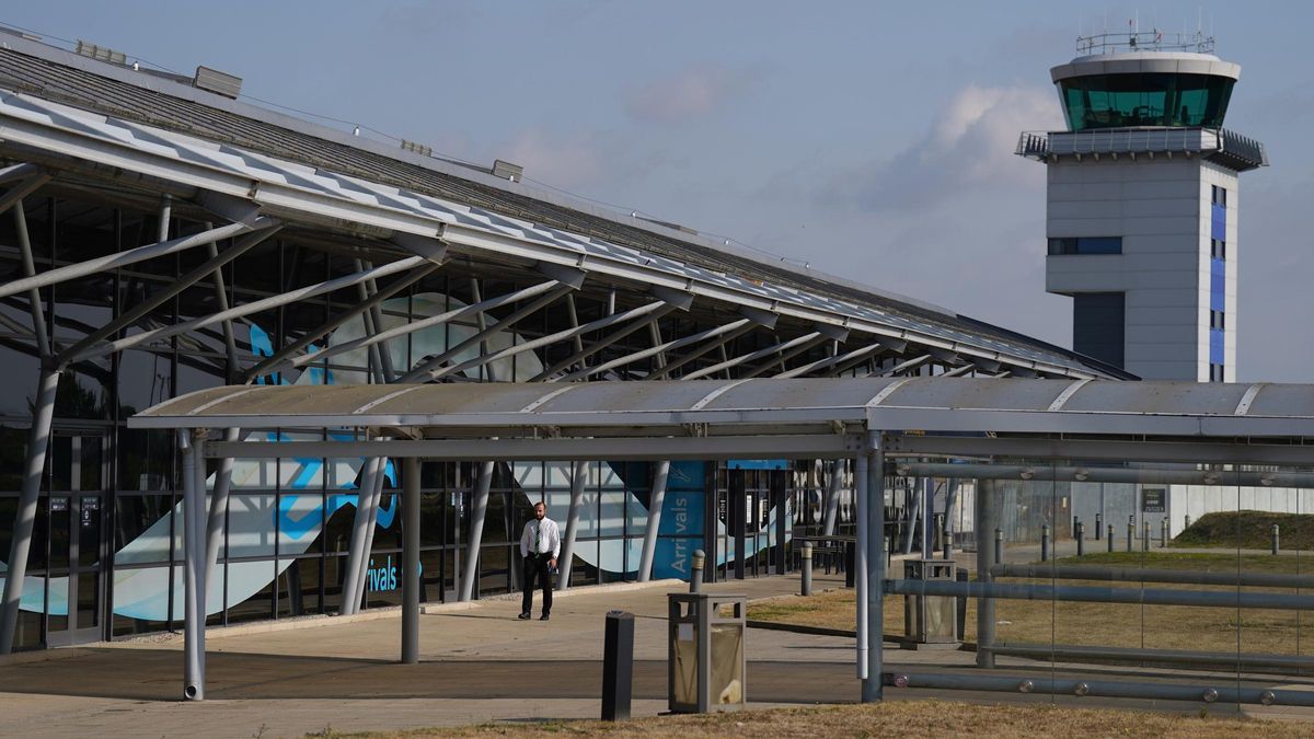 Mueren cuatro personas al estrellarse una avioneta medicalizada en el aeropuerto de Southend de Londres