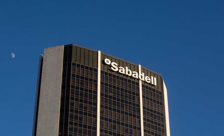 Sabadell pagará un dividendo extraordinario de 2.500 millones tras la venta de TSB y eleva el precio de la opa