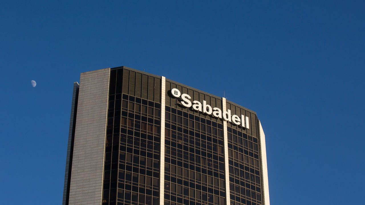 Sabadell pagará un dividendo extraordinario de 2.500 millones tras la venta de TSB y eleva el precio de la opa