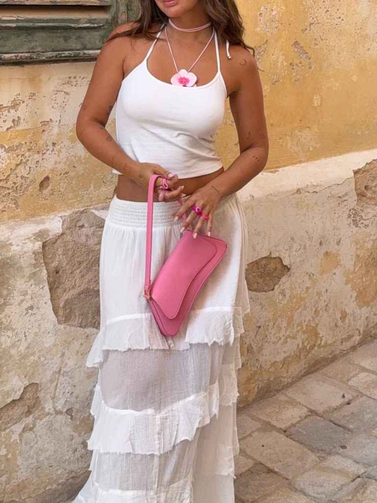 Laura escanes con tu aspecto blanco total en Menorca