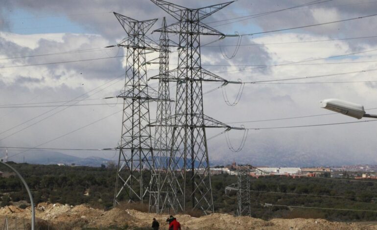 EMPRESAS ENERGÍA | La eléctricas confían en la influencia del Gobierno sobre Competencia para lograr más dinero por sus redes