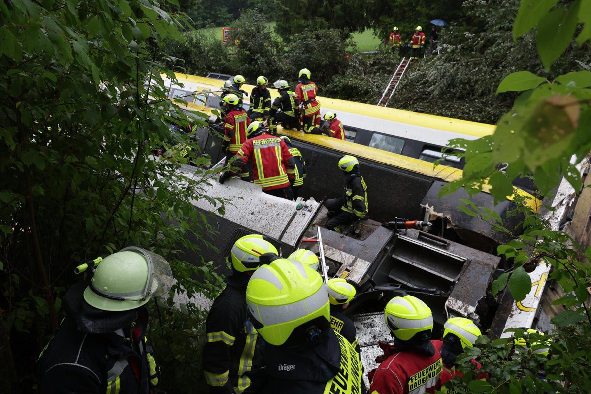 Un descarrilamiento de tren en el suroeste de Alemania deja al menos tres muertos y decenas de heridos