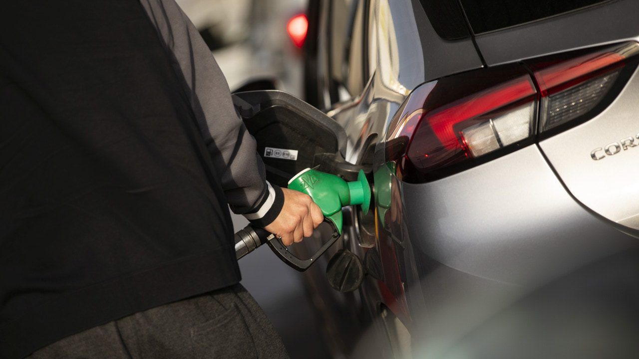 Llenar el depósito de diésel sube a 78,32 euros y el de gasolina se queda en 82 euros