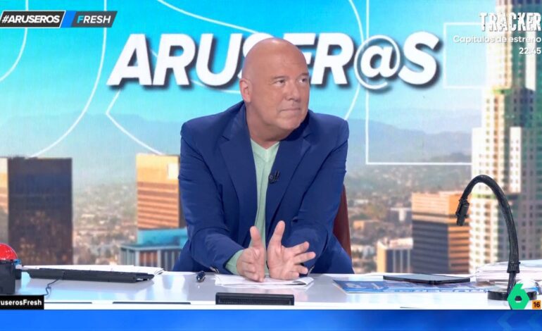 Alfonso Arús apoya a un cliente enfadado porque le cobraron el café en el restaurante cuando él había renunciado al postre