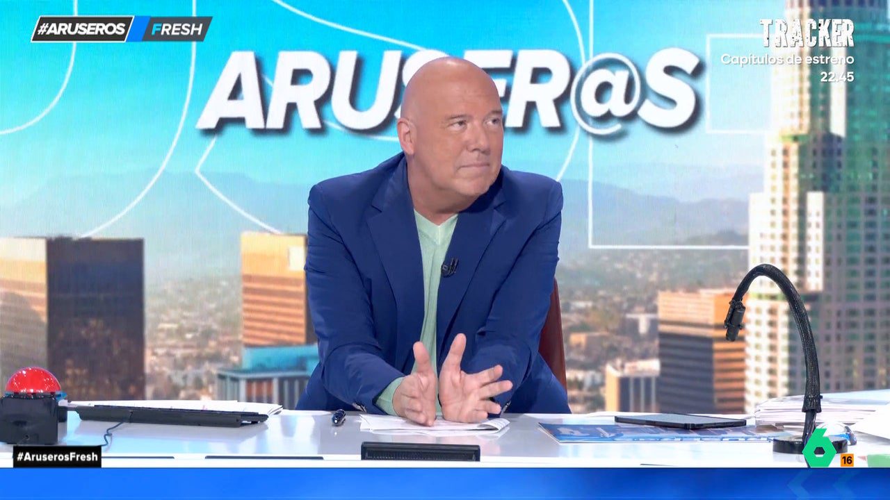Alfonso Arús apoya a un cliente enfadado porque le cobraron el café en el restaurante cuando él había renunciado al postre