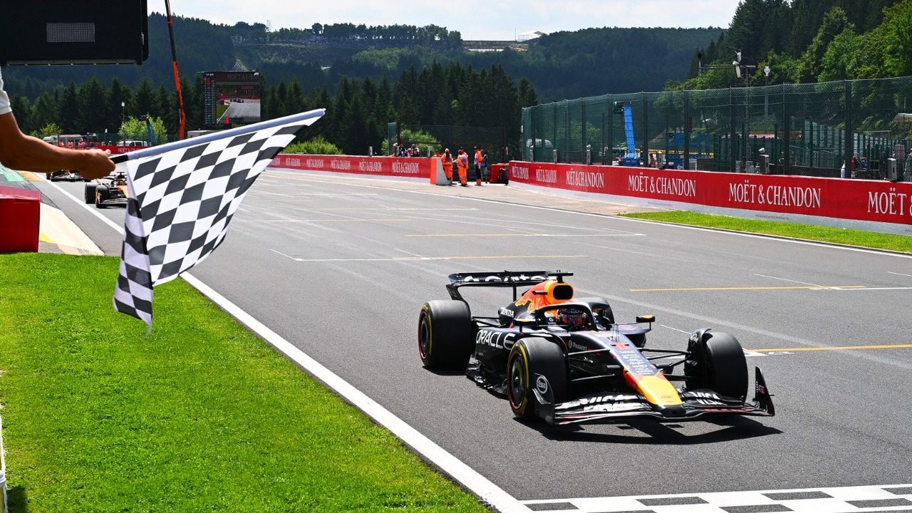 El protagonista sorpresa que ondeó la bandera a cuadros en el sprint durante el GP de Bélgica