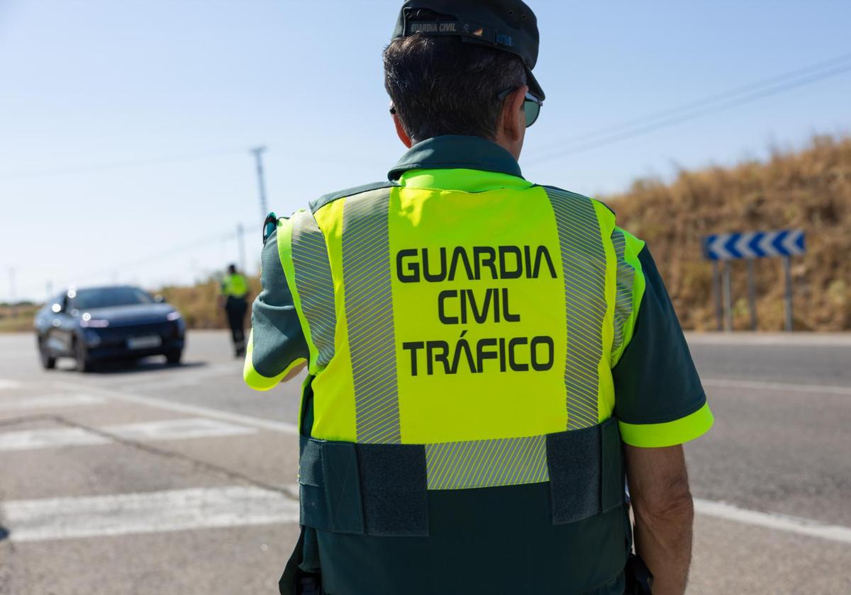 Cuánto dinero gana un guardia civil de tráfico en España: salario base y complementos