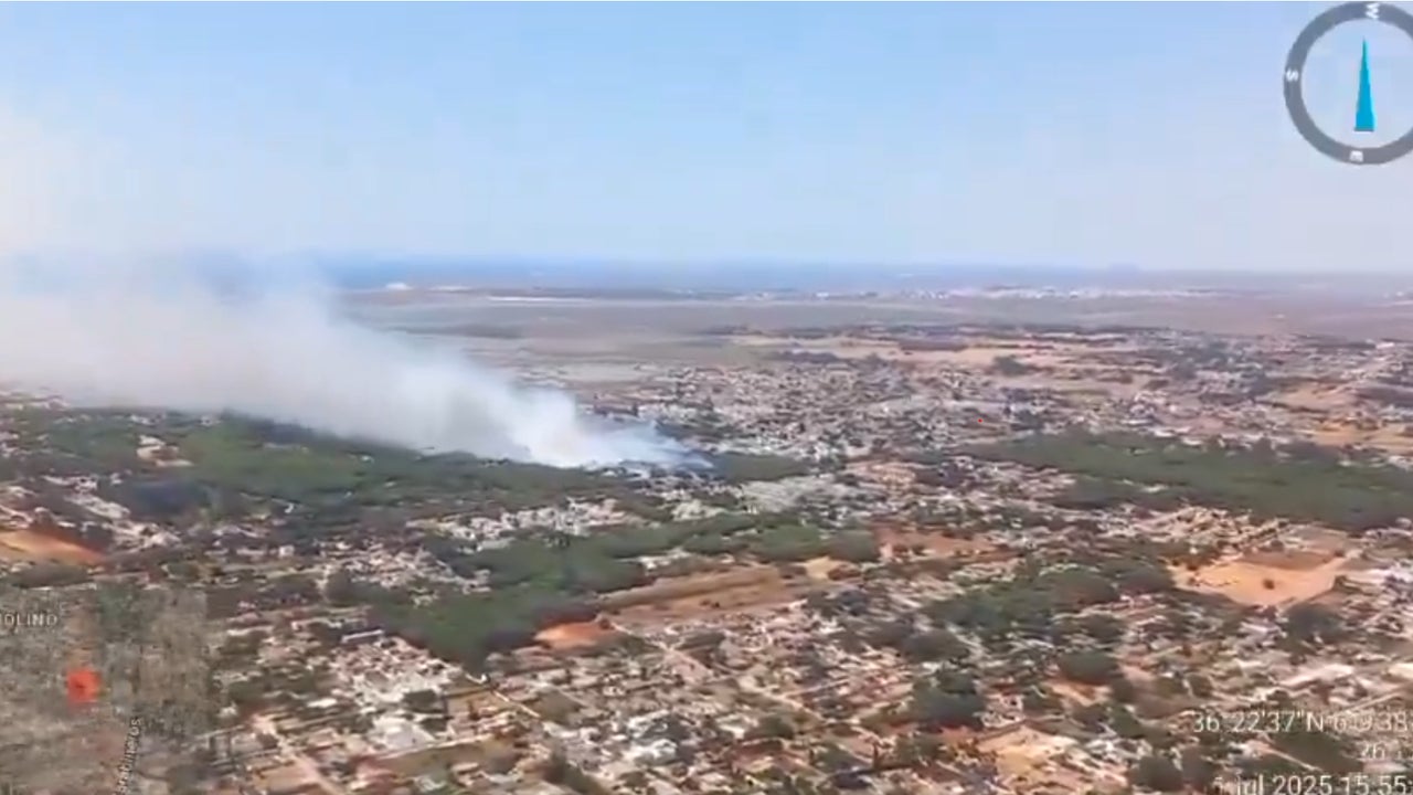 Un incendio obliga a desalojar varias viviendas en la carretera del Molino Viejo en Chiclana (Cádiz)