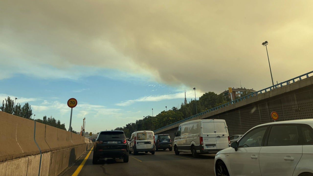 Un incendio forestal en Méntrida (Toledo) genera una intensa columna de humo que se extiende hasta Madrid