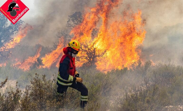 La UME se retira de Ibi mientras se estabiliza el incendio de Villena