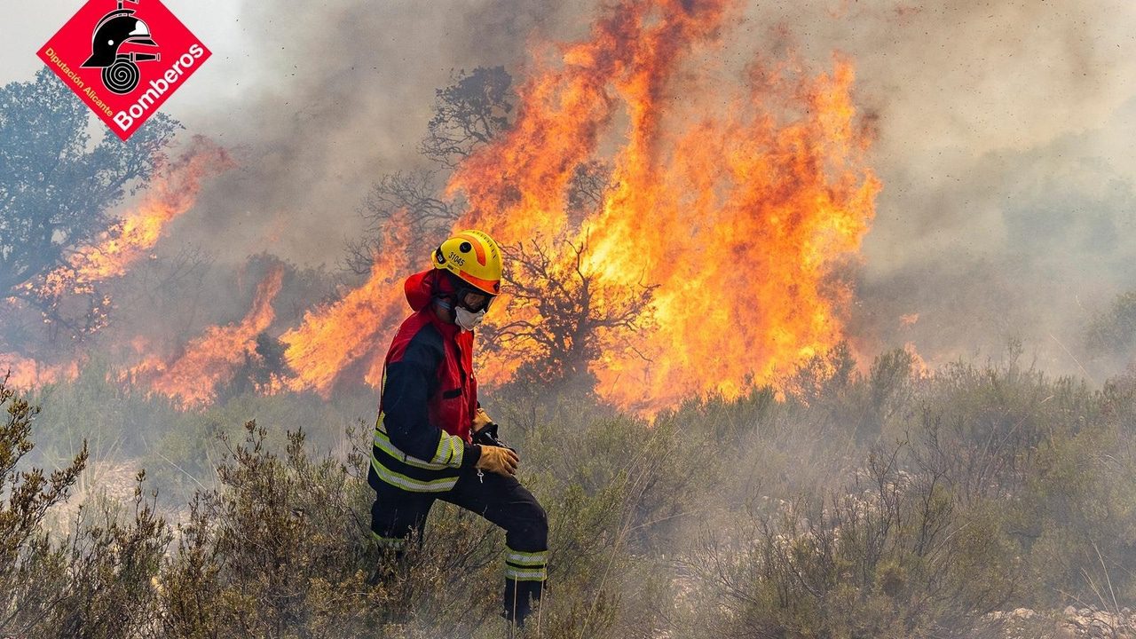 La UME se retira de Ibi mientras se estabiliza el incendio de Villena