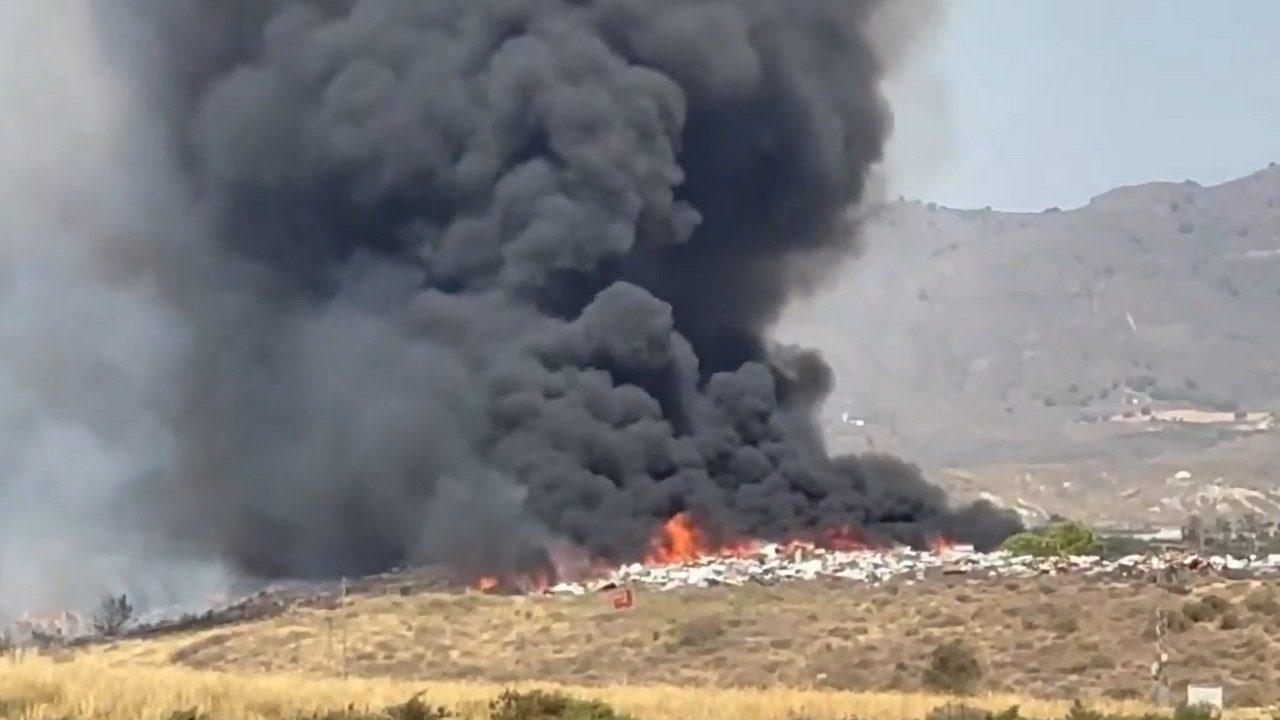 Un incendio junto al Puerto de Mazarrón (Murcia) obliga a evacuar las viviendas más próximas