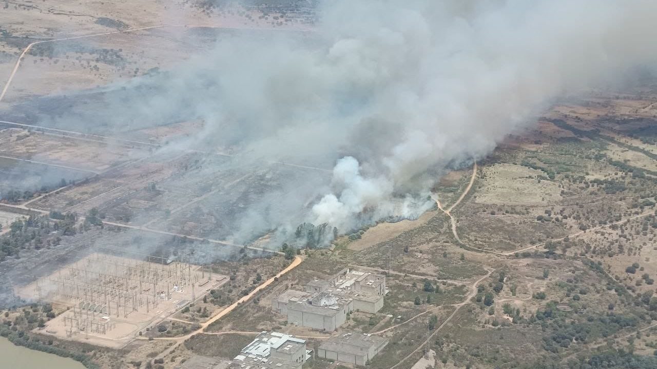 Un descontrolado incendio en Valdecaballeros quema 2.000 hectáreas y obliga a activar el Plan Especial de Protección Civil