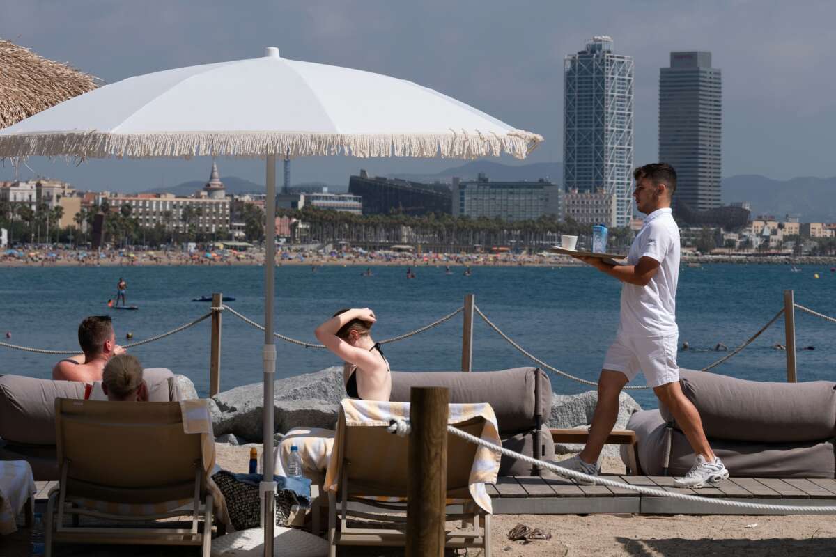 Turistas en las inmediaciones del H Hotel H en Barcelona. Foto: Europa Press. Economía catalán.