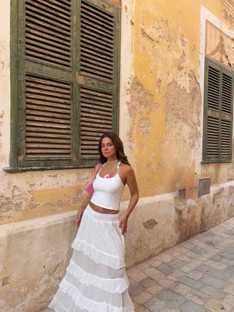 Laura escanes con tu aspecto blanco total en Menorca