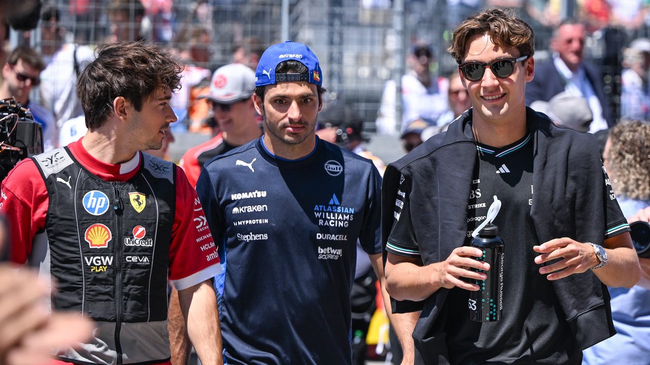 Carlos Sainz se ve reflejado en George Russell y su incierto futuro con Mercedes